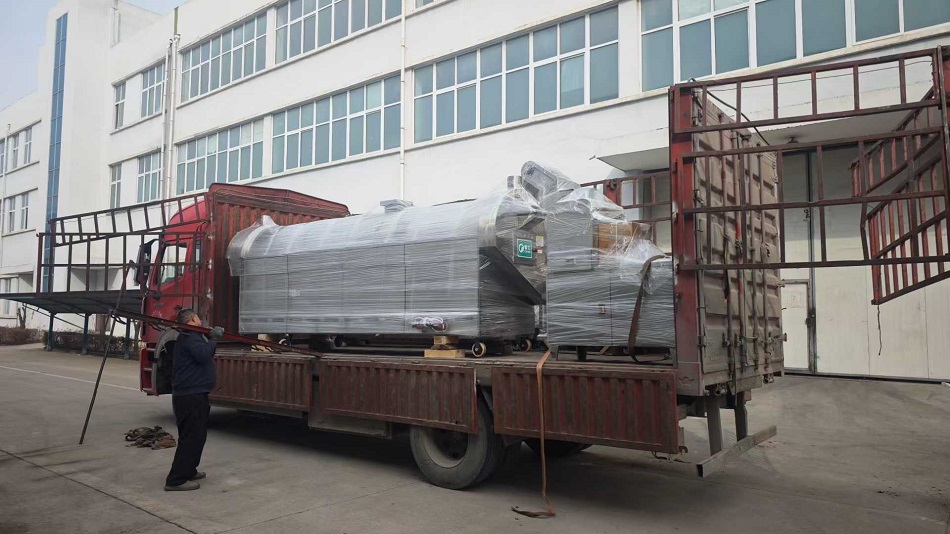 河南客戶訂購的4米電磁流水線炒貨設備專車發貨